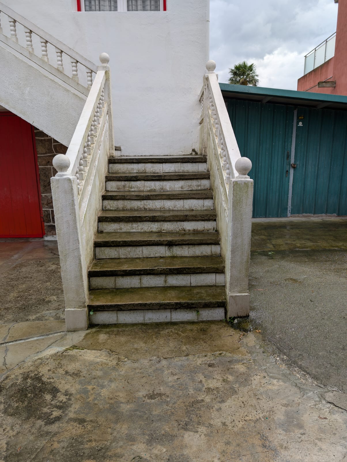 Garageneinfahrt vor der Reinigung